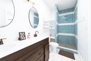 Private Triplex Sleeps 22 Starland District - 7