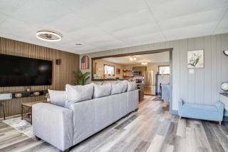 9 Mi to Shore Home with Hot Tub in Howards Grove! - 5