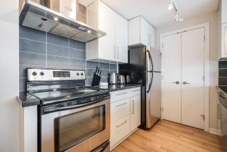 Downtown Condo with Gorgeous Water Views with Parking - Vancouver - 3