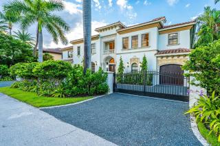 Fort Lauderdale Mansion with Private Pool & Hot Tub - Perfect for Families - Fort Lauderdale - 0