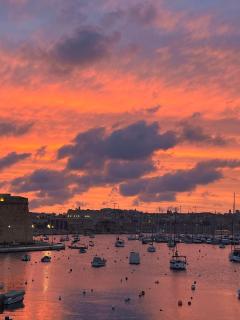 Front Row Seafront House with Dreamy Valletta and Harbour Sunset Views - Kalkara - 5