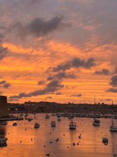 Front Row Seafront House with Dreamy Valletta and Harbour Sunset Views - Kalkara - 8