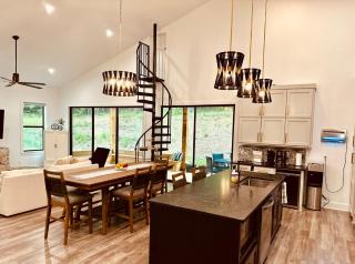 Deluxe Fun House - Pet Friendly - 8