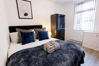 Cosy Cruise Cribs 1 - Stoke on Trent - 1