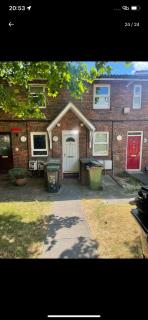 Bright & spacious room with balcony access - - 9