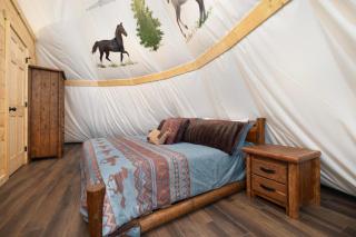 Mustang Manor Teepee, Free tickets, No catch! - Sevierville - 7