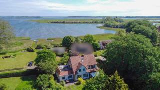 Ferienhaus-Ruegenbrise-mit-Seeblick-direkt-am-Wasser - Zudar - 0