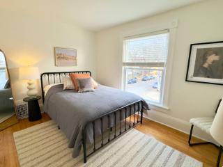 Artsy 4 Bedroom Home, Steps from Dining & Shops - Milwaukee - 1