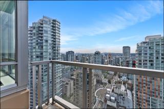 Ocean and Mountain Bliss Stunning 2-Bedroom Apartment with Dual Views - Vancouver - 2