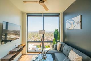 Calm 2BD - Apartment DT, Pool, Gym, Parking - Sleeps 5 - Phoenix - 0