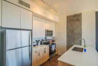 Comfy 1BD - DT, Pool, Gym, Parking, High Rise - Phoenix - 2