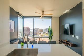Comfy 1BD - DT, Pool, Gym, Parking, High Rise - Phoenix - 3