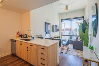 Modern 2BD - HighRise DT, Pool, Gym, Parking - Sleeps 5 - Phoenix - 2