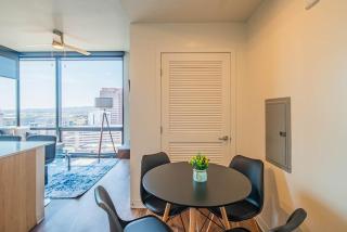 Blissful 1BD - DT, Pool, Gym, Parking, High Rise - Phoenix - 3