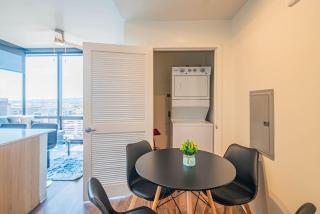 Blissful 1BD - DT, Pool, Gym, Parking, High Rise - Phoenix - 2