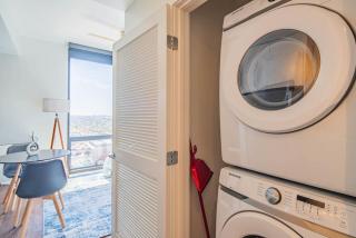 Adorable Studio - High Rise DT, Pool, Gym, Parking - Phoenix - 1