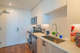 Adorable Studio - High Rise DT, Pool, Gym, Parking - Phoenix - 2
