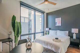 Lovely Studio - Modern HighRise DT, Pool, Gym, Parking - Phoenix - 5