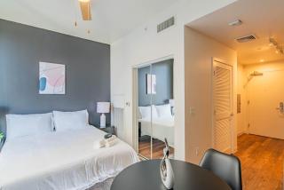 Lovely Studio - Modern HighRise DT, Pool, Gym, Parking - Phoenix - 3