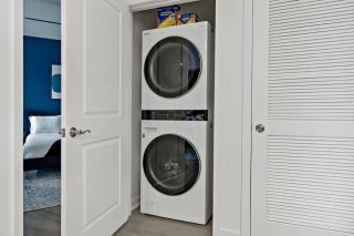 LUXE 1BD - 5 Min DT, Gym, Parking, W-D - Sleeps 6 - Charlotte - 4