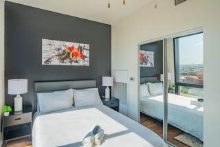 Posh Studio - Modern High Rise DT, Pool, Gym, Parking - Phoenix - 3