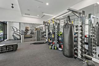 LUXE 1BD - 5 Min DT, Gym, Parking, W-D - Sleeps 6 - 4