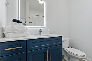 Chic Studio - 5 Min DT, Gym, Parking, W-D - Sleeps 6 - Charlotte - 1