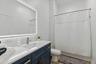 Spacious 2BD - 5 Min DT, Gym, Parking, W-D - Sleep 12 - Charlotte - 7