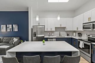 Spacious 2BD - 5 Min DT, Gym, Parking, W-D - Sleep 12 - Charlotte - 2