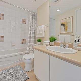 Skyline Serenity Elegant 2BR with City Vibes - Vancouver - 2