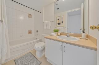 Skyline Serenity Elegant 2BR with City Vibes - Vancouver - 1