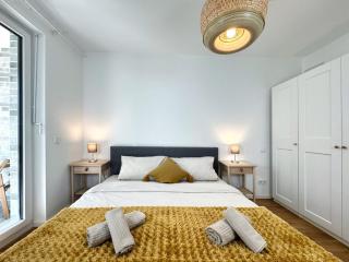 HolidayHome Apartments I Airport Deluxe Condo with Terrace - Schönefeld - 2
