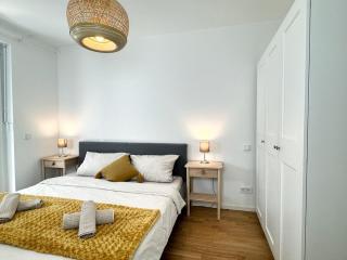 HolidayHome Apartments I Airport Deluxe Condo with Terrace - Schönefeld - 0