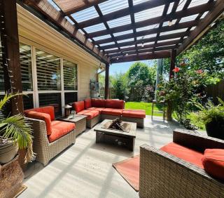 Warm Cozy Bedroom Double Windows - Katy - 6