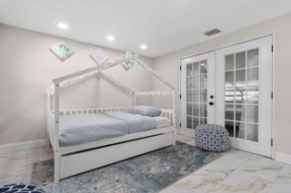 Villa Walk to Beach, Pool, Kayak, Games Great for Family Vacations - 2