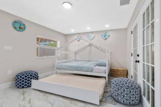 Villa Walk to Beach, Pool, Kayak, Games Great for Family Vacations - 3