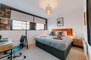 Spacious Family-Focused 2-Bed Apartment for 6 with Parking and Scenic Waterside Views - 0