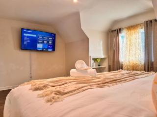 Art Deco Home 3 Min to UOFM - 3