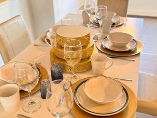 Art Deco Home 3 Min to UOFM - 1