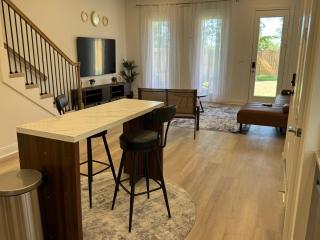 Modern 2 Bedroom All-En-Suite Near Downtown with EV Socket - Houston - 6