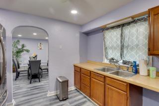 9 Mi to Hersheypark Spacious Home with Deck - Harrisburg - 3