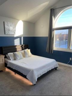 Serene Bedroom with Private Ensuite - Georgina - 0
