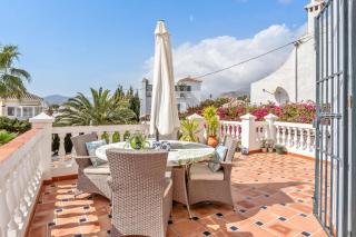 Chic Retreat with a Spacious Garden, Near Burriana Beach - Nerja - 1