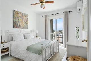 Chic Retreat with a Spacious Garden, Near Burriana Beach - Nerja - 7