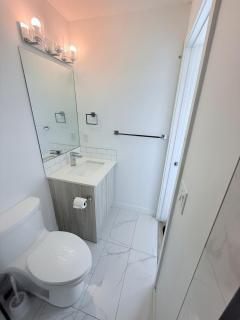Cozy Private Room Near Calgary Airport with Parking - Calgary - 4