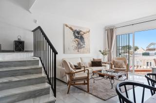 Chic Retreat with a Spacious Garden, Near Burriana Beach - Nerja - 5