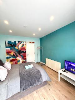 Modern Art House - serviced accomodation - 4