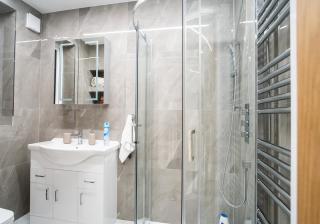 Modern Family 3 bedroom house 3Parking - Dagenham - 6