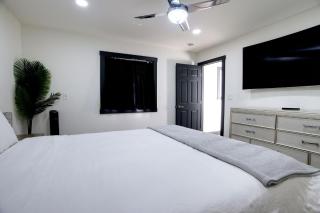 The Black and White House - 4