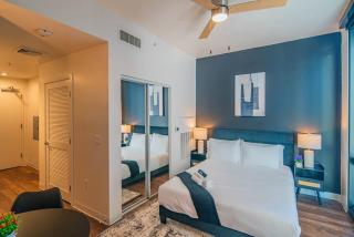 Calm Studio Modern High Rise DT, Pool, Gym, Parking - Phoenix - 0